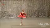 芭蕾舞比赛，小女孩的表演获得冠军