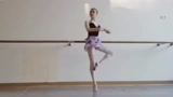 芭蕾舞者的日常练习！网友：承包小姐姐的大长腿！