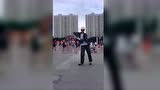 偶遇大叔街头跳霹雳舞，不错不错！