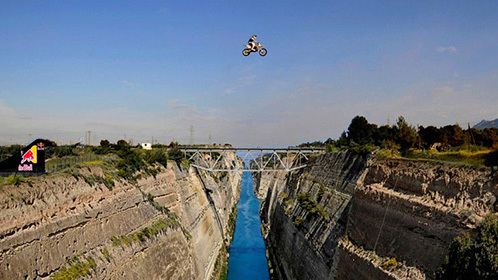 牛人骑摩托车飞跃85米宽运河 曾演007特工替身
