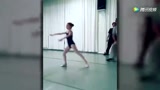 爸爸和女儿一起练芭蕾，超级可爱
