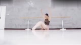 古典舞基训地面热身组合,这脚背在芭蕾生里都是顶尖的!