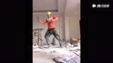 建筑工人表演超牛霹雳舞！这舞步真酷！