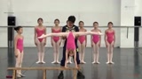 实拍学芭蕾舞的小女孩排练，跳的真好看，给她们点个赞