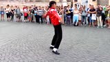 意大利版迈克尔杰克逊,太空舞步能在粗糙的广场上滑的飞起来帅