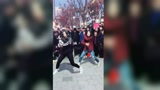 韩国女孩街头跳街舞，甜蜜的笑容，迷人的舞步！