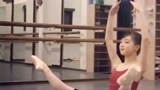 芭蕾舞的日常练习，这个小姐姐的控腿技术太厉害了！