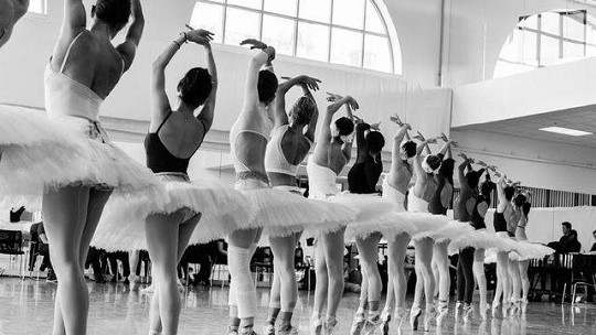 中央芭蕾舞团老师帮你塑形，一分钟教会你7个芭蕾手位！