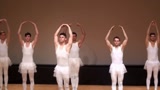 经典芭蕾舞《天鹅湖》在这群男生的表演下怎么看都像是滑稽剧！