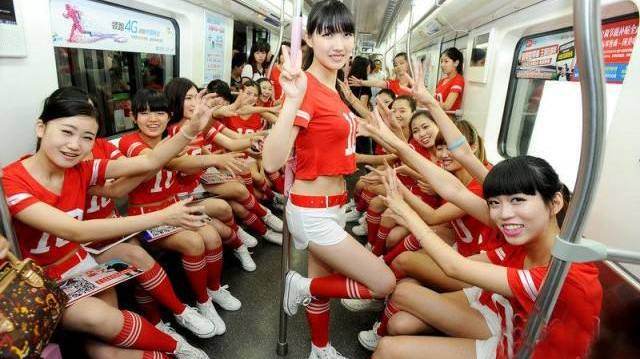 地铁上出现一群红衣女子，一起在过道里跳舞