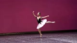 芭蕾舞者Battement，尽显扎实的芭蕾基本功