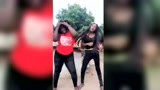 两个非洲妹子在尬舞，甩得很嗨，背景音乐还是闽南歌！