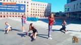 外国学生放学后齐聚广场跳街舞 网友：还是作业留的少