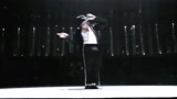 迈克尔·杰克逊演唱会大秀霹雳舞，太空步滑的行云流水，太炫了！
