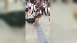 牛人广场跳街舞，竟吸引一群美女加入，这真让人羡慕！