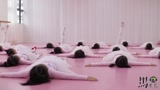 芭蕾舞教学：一群小可爱躺在地上练习考级组合！还挺不错的！