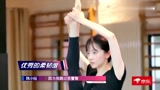 陈小纭不愧是有芭蕾舞基础，柔韧性超好，一抬腿不得了！