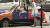 小丑让路人上车开车路人中奖