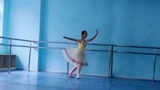 芭蕾舞的日常训练，小姐姐这舞蹈功底我是佩服的！