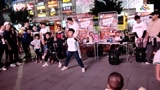 广州，马路边小孩也喜欢跳霹雳舞