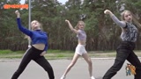 俄罗斯女孩在路边跳动感街舞 网友：想去留学