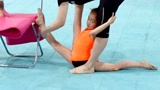 芭蕾舞日常训练：小女孩在基本功训练拉腿，看着都痛！
