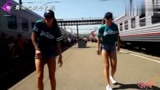 看入迷了！车站偶遇两个跳街舞的俄罗斯女孩，差点误了火车