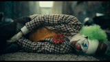 这部新出的电影《小丑》是说他的起源。当小丑哭了，全世界都输了