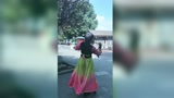 美妹甩起麻花辫，跳起了新疆舞