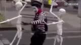 视频: 小丑与骷髅跳舞