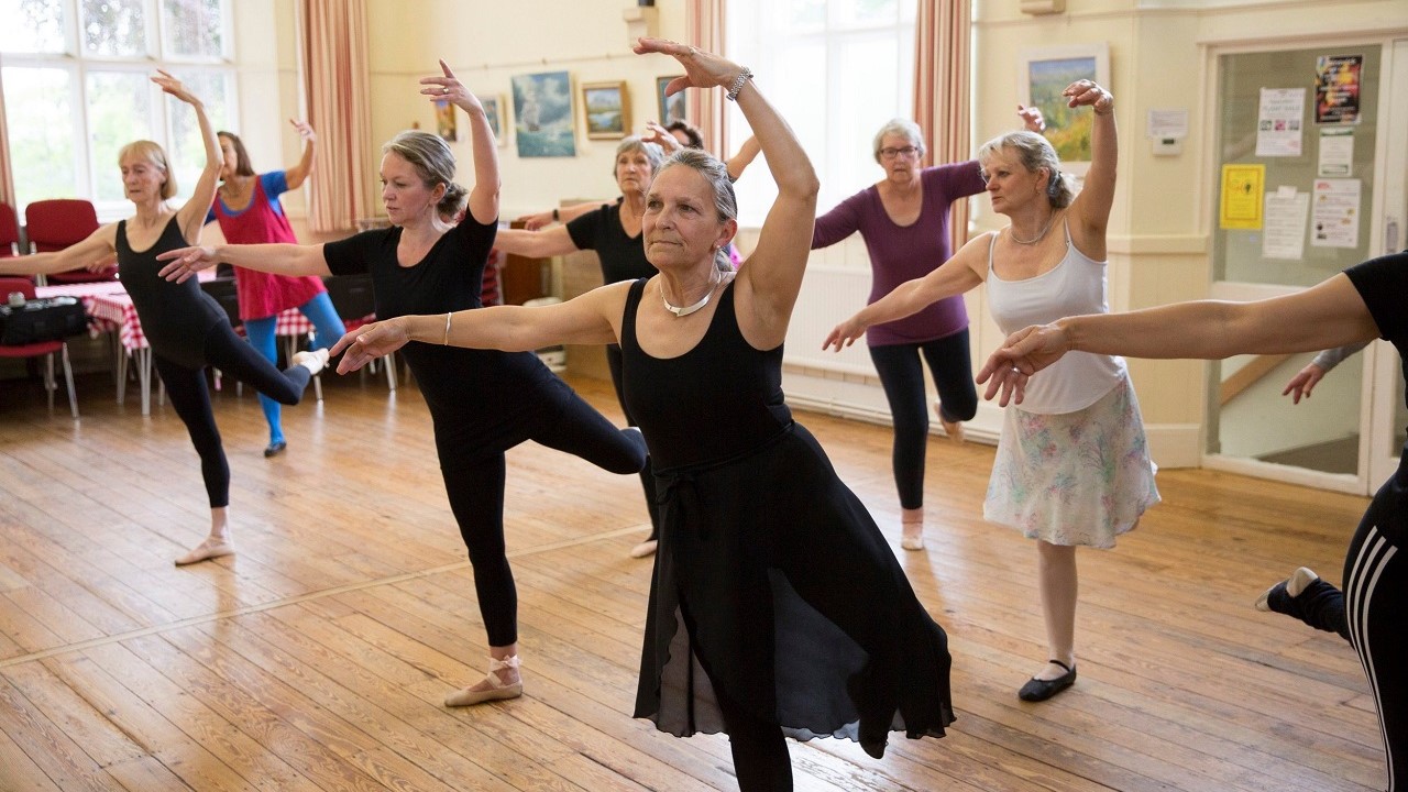 60岁芭蕾舞蹈团的真实排练，搞笑芭蕾逗乐全场，这群老人太可爱了