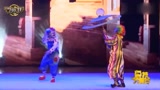 两个滑稽小丑舞台表演，这样的创意新颖独特，真是百看不厌！