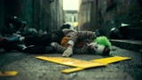 小丑：凤凰叔演技炸裂，在街上扮小丑却被抢广告牌