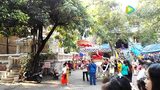 泰国寺院庆祝活动中的小孩扮演的小丑舞