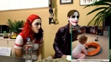 哈莉奎茵和小丑嘴里含一口水，看孩子搞笑视频。哈莉奎茵被喷惨了
