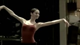 看了这个视频，你会感叹芭蕾舞的美丽！她像落入凡间的美丽精灵