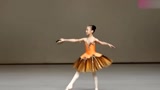 优雅表演芭蕾舞，真是太漂亮了