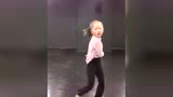 这跳街舞的小女孩才八岁，吃什么长大的现在吃还来得及吗