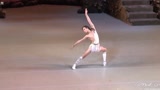 芭蕾王子跳舞，衣服不小心滑落，尴尬了！