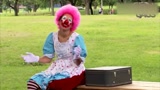 小丑在公园表演魔术，真是太厉害了