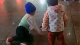 4岁小男孩非要在1岁小女孩面前秀街舞，网友：有两下子！