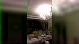 #四川宜宾地震信息汇总#四川宜宾长宁地震时，当地震感强烈，住户起居室吊灯摇晃不已。