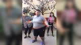 亚洲舞王400斤的胖子跳舞不输赵四，动作表情很到位周围有震感
