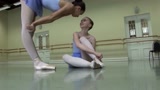 芭蕾舞女生的休息时间，全都是腿啊