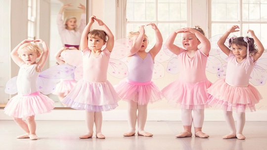 各种小宝宝的芭蕾舞表演失误视频集锦，小家伙们真是又萌又可爱！