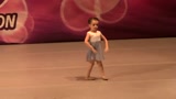 小萝莉上台表演芭蕾，真让人惊艳