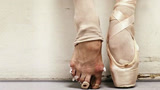 为什么说芭蕾舞练习方式错误，比裹小脚还严重？少女舞者流泪哭诉！