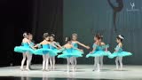 9个小女孩参加芭蕾舞比赛, 看她们的表演你觉得能拿几等奖？