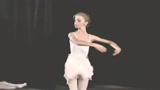 小美女跳芭蕾舞太好看，台上的她闪闪发光，果然自信的女孩最漂亮