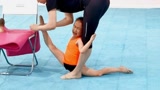 芭蕾舞日常训练，小女孩在基本功训练拉腿，我看着都替她痛！
